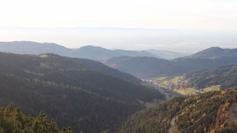 Dieses Bild zeigt eine Webcam-Aufnahme vom Achertal, aufgenommen am Dienstag, den 04.11.2025 um 16:00 Uhr. Die Temperatur betrug 12.2°C.