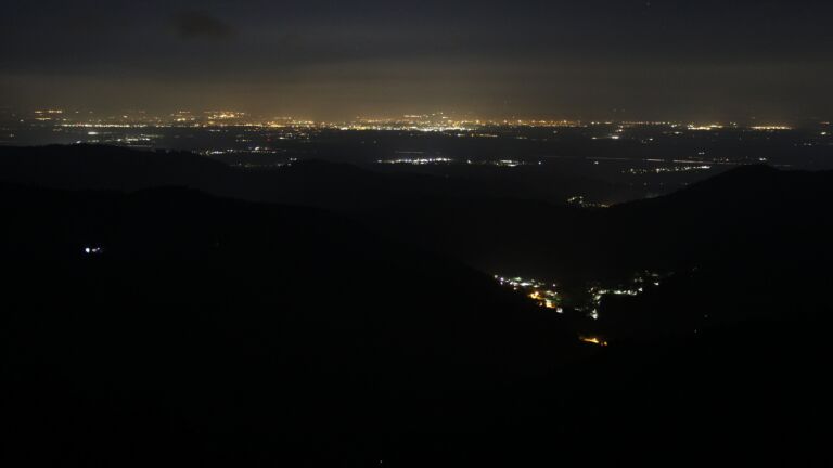Dieses Bild zeigt eine Webcam-Aufnahme vom Achertal, aufgenommen am Mittwoch, den 15.04.2026 um 02:00 Uhr. Die Temperatur betrug 2.9°C.