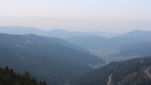 Dieses Bild zeigt eine Webcam-Aufnahme vom Achertal, aufgenommen am Montag, den 23.03.2026 um 12:30 Uhr. Die Temperatur betrug 7.4°C.