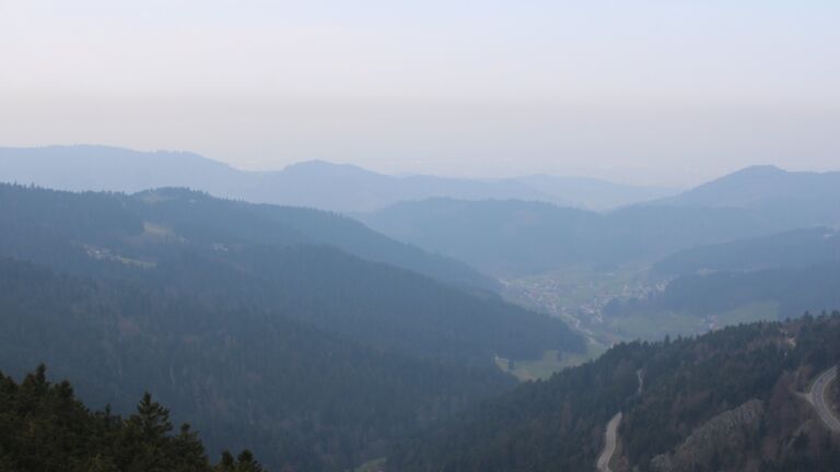 Dieses Bild zeigt eine Webcam-Aufnahme vom Achertal, aufgenommen am Montag, den 23.03.2026 um 12:30 Uhr. Die Temperatur betrug 7.4°C.