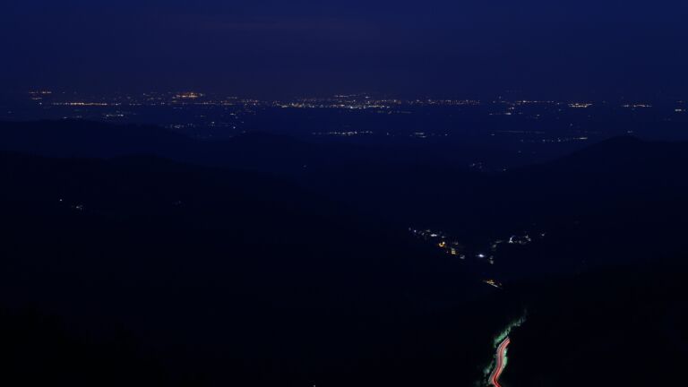 Dieses Bild zeigt eine Webcam-Aufnahme vom Achertal, aufgenommen am Freitag, den 09.05.2025 um 04:50 Uhr. Die Temperatur betrug 2.6°C.