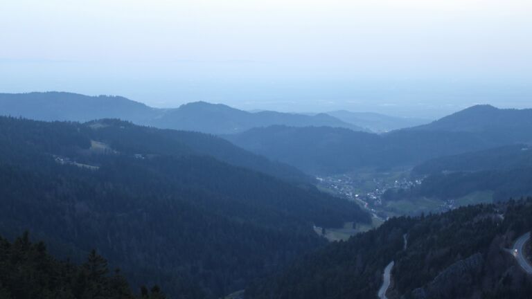 Dieses Bild zeigt eine Webcam-Aufnahme vom Achertal, aufgenommen am Donnerstag, den 05.03.2026 um 18:30 Uhr. Die Temperatur betrug 9.4°C.