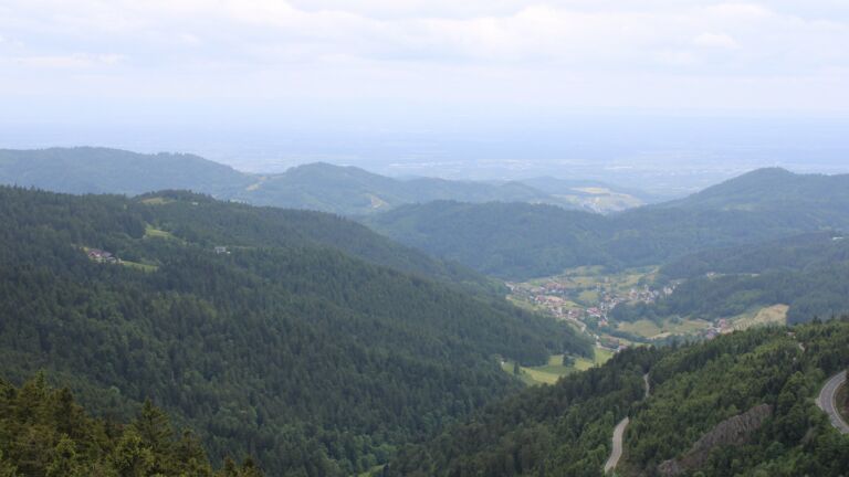 Dieses Bild zeigt eine Webcam-Aufnahme vom Achertal, aufgenommen am Dienstag, den 27.05.2025 um 12:50 Uhr. Die Temperatur betrug 10°C.
