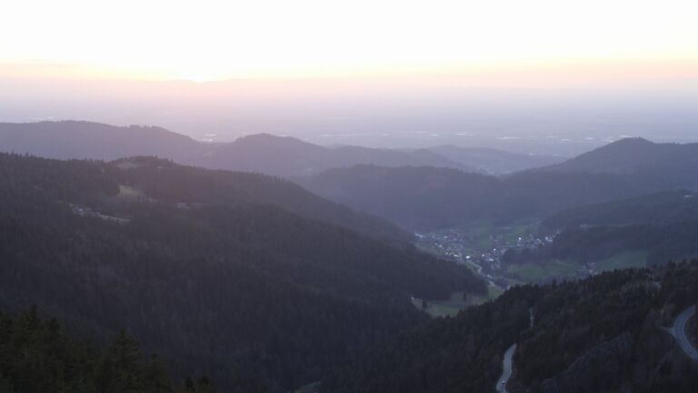 Dieses Bild zeigt eine Webcam-Aufnahme vom Achertal, aufgenommen am Donnerstag, den 12.03.2026 um 18:30 Uhr. Die Temperatur betrug 4.4°C.