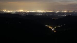 Dieses Bild zeigt eine Webcam-Aufnahme vom Achertal, aufgenommen am Montag, den 19.05.2025 um 22:40 Uhr. Die Temperatur betrug 11.6°C.
