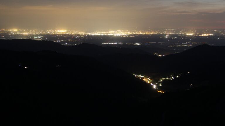 Dieses Bild zeigt eine Webcam-Aufnahme vom Achertal, aufgenommen am Montag, den 19.05.2025 um 22:40 Uhr. Die Temperatur betrug 11.6°C.