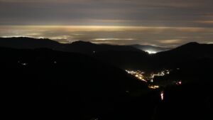 Dieses Bild zeigt eine Webcam-Aufnahme vom Achertal, aufgenommen am Montag, den 10.11.2025 um 19:00 Uhr. Die Temperatur betrug 5.4°C.