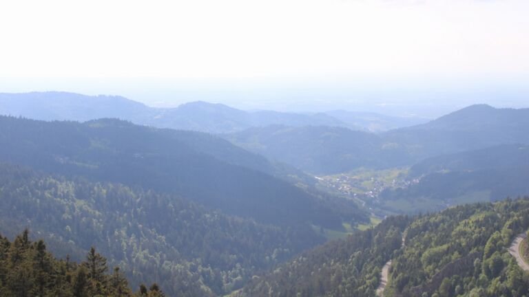 Dieses Bild zeigt eine Webcam-Aufnahme vom Achertal, aufgenommen am Freitag, den 08.05.2026 um 17:30 Uhr. Die Temperatur betrug 12.9°C.