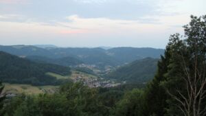 Dieses Bild zeigt eine Webcam-Aufnahme vom Achertal, aufgenommen am Dienstag, den 04.08.2026 um 06:10 Uhr. Die Temperatur betrug 23°C.