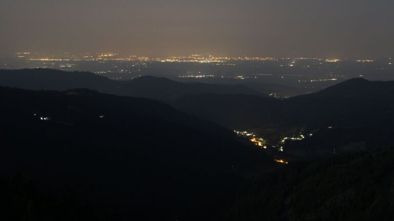 Dieses Bild zeigt eine Webcam-Aufnahme vom Achertal, aufgenommen am Freitag, den 13.06.2025 um 02:10 Uhr. Die Temperatur betrug 19.6°C.