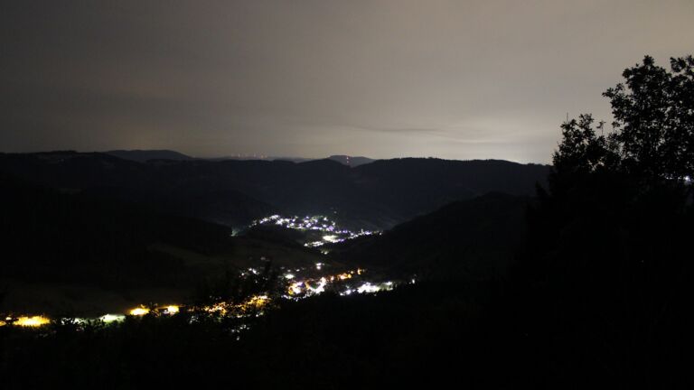 Dieses Bild zeigt eine Webcam-Aufnahme vom Achertal, aufgenommen am Sonntag, den 16.08.2026 um 04:00 Uhr. Die Temperatur betrug 24°C.