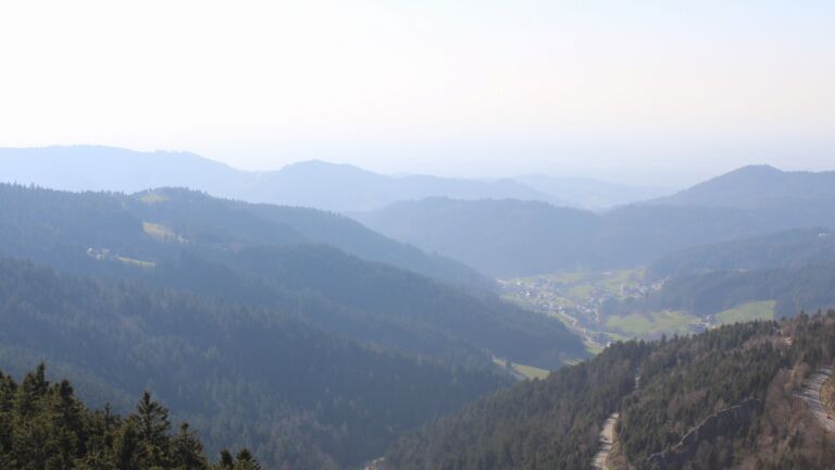 Dieses Bild zeigt eine Webcam-Aufnahme vom Achertal, aufgenommen am Freitag, den 20.03.2026 um 16:00 Uhr. Die Temperatur betrug 9.4°C.