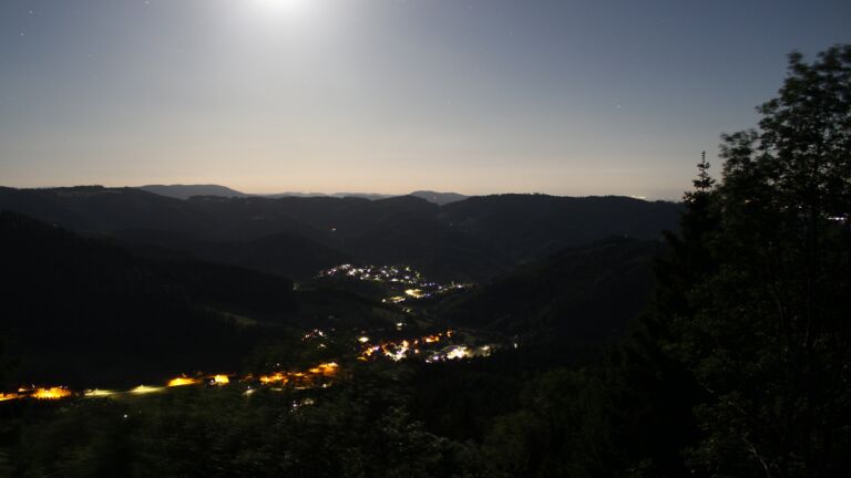 Dieses Bild zeigt eine Webcam-Aufnahme vom Achertal, aufgenommen am Freitag, den 29.05.2026 um 01:30 Uhr. Die Temperatur betrug 16.9°C.