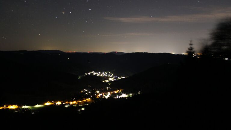 Dieses Bild zeigt eine Webcam-Aufnahme vom Achertal, aufgenommen am Montag, den 13.07.2026 um 00:30 Uhr. Die Temperatur betrug 22.2°C.