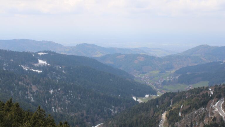 Dieses Bild zeigt eine Webcam-Aufnahme vom Achertal, aufgenommen am Freitag, den 03.04.2026 um 14:00 Uhr. Die Temperatur betrug 5.6°C.