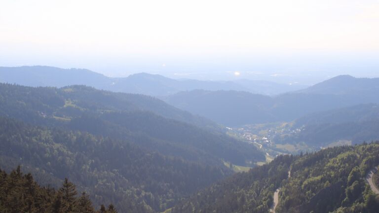 Dieses Bild zeigt eine Webcam-Aufnahme vom Achertal, aufgenommen am Mittwoch, den 14.05.2025 um 18:50 Uhr. Die Temperatur betrug 15.9°C.