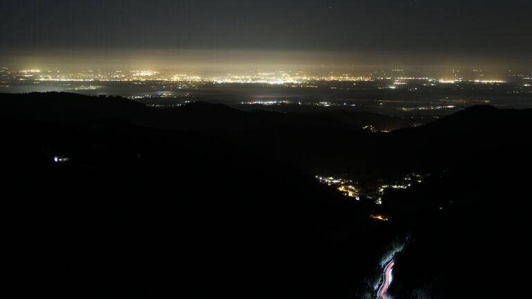 Dieses Bild zeigt eine Webcam-Aufnahme vom Achertal, aufgenommen am Dienstag, den 18.11.2025 um 04:00 Uhr. Die Temperatur betrug -3.2°C.