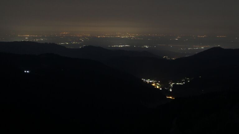 Dieses Bild zeigt eine Webcam-Aufnahme vom Achertal, aufgenommen am Montag, den 09.03.2026 um 03:30 Uhr. Die Temperatur betrug 8.4°C.