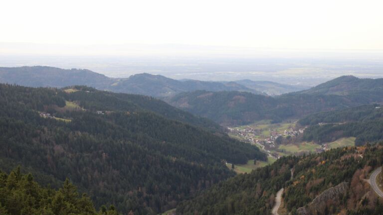 Dieses Bild zeigt eine Webcam-Aufnahme vom Achertal, aufgenommen am Donnerstag, den 13.11.2025 um 15:40 Uhr. Die Temperatur betrug 15.1°C.