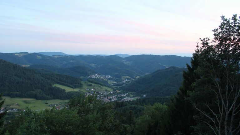 Dieses Bild zeigt eine Webcam-Aufnahme vom Achertal, aufgenommen am Sonntag, den 19.07.2026 um 21:30 Uhr. Die Temperatur betrug 16.6°C.