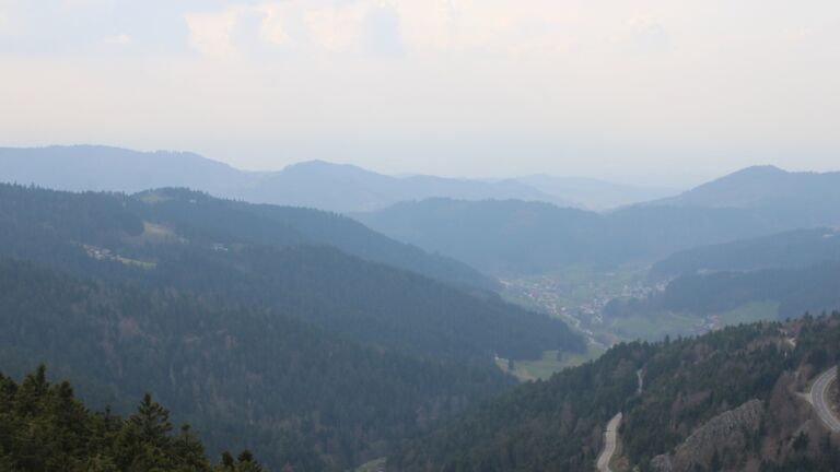 Dieses Bild zeigt eine Webcam-Aufnahme vom Achertal, aufgenommen am Samstag, den 21.03.2026 um 15:00 Uhr. Die Temperatur betrug 6.9°C.