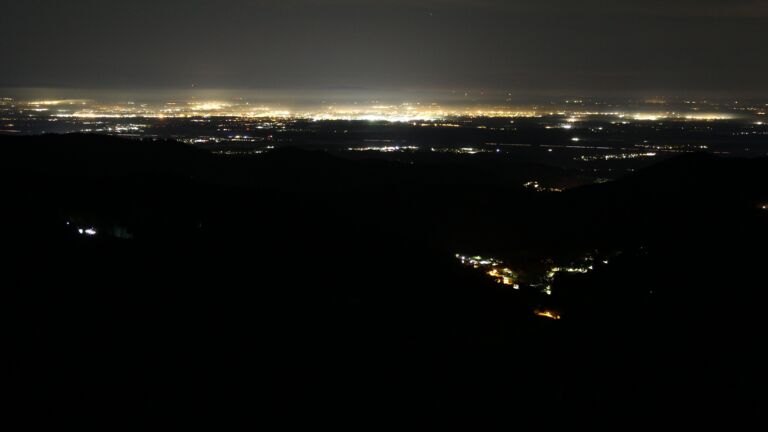 Dieses Bild zeigt eine Webcam-Aufnahme vom Achertal, aufgenommen am Freitag, den 31.10.2025 um 03:30 Uhr. Die Temperatur betrug 6.5°C.