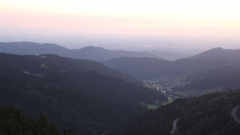 Dieses Bild zeigt eine Webcam-Aufnahme vom Achertal, aufgenommen am Sonntag, den 10.08.2025 um 21:20 Uhr. Die Temperatur betrug 17.1°C.