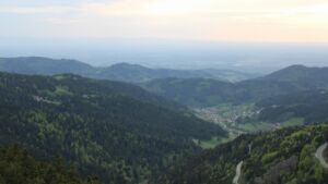 Dieses Bild zeigt eine Webcam-Aufnahme vom Achertal, aufgenommen am Dienstag, den 28.04.2026 um 19:30 Uhr. Die Temperatur betrug 12.9°C.