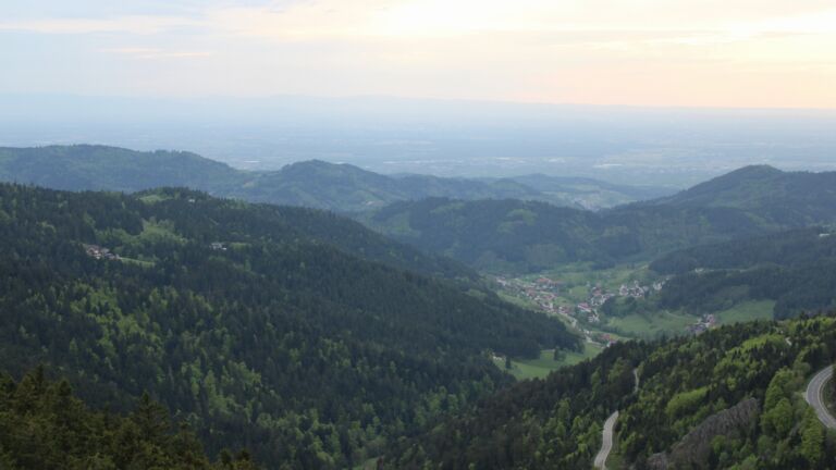 Dieses Bild zeigt eine Webcam-Aufnahme vom Achertal, aufgenommen am Dienstag, den 28.04.2026 um 19:30 Uhr. Die Temperatur betrug 12.9°C.