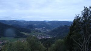 Dieses Bild zeigt eine Webcam-Aufnahme vom Achertal, aufgenommen am Freitag, den 09.10.2026 um 19:00 Uhr. Die Temperatur betrug 7.4°C.
