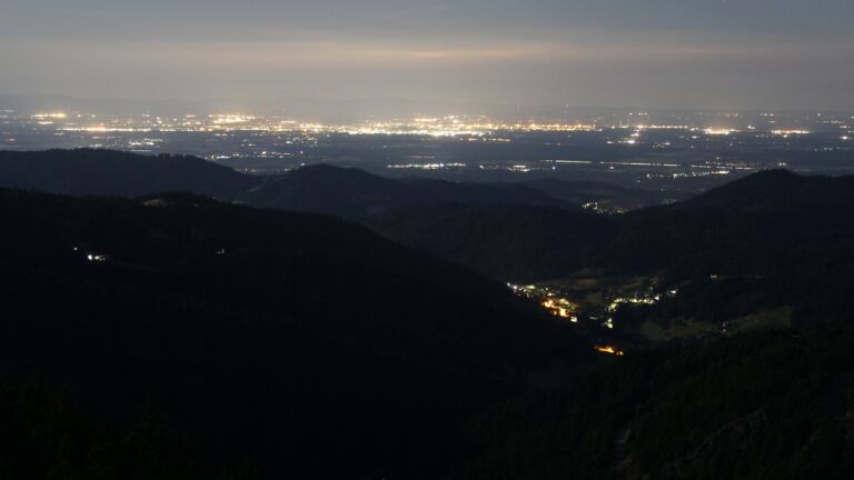 Dieses Bild zeigt eine Webcam-Aufnahme vom Achertal, aufgenommen am Samstag, den 12.07.2025 um 03:30 Uhr. Die Temperatur betrug 12.2°C.