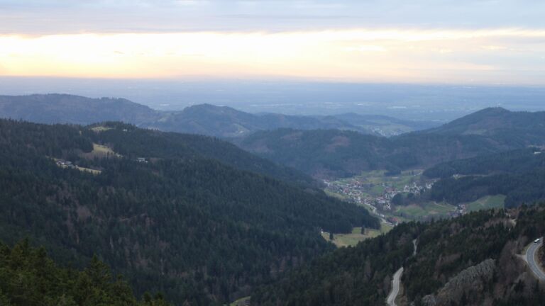 Dieses Bild zeigt eine Webcam-Aufnahme vom Achertal, aufgenommen am Samstag, den 28.02.2026 um 17:40 Uhr. Die Temperatur betrug 4.2°C.