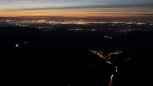 Dieses Bild zeigt eine Webcam-Aufnahme vom Achertal, aufgenommen am Donnerstag, den 18.12.2025 um 17:40 Uhr. Die Temperatur betrug 6.9°C.