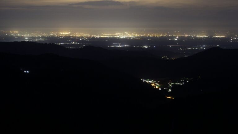 Dieses Bild zeigt eine Webcam-Aufnahme vom Achertal, aufgenommen am Sonntag, den 19.04.2026 um 05:10 Uhr. Die Temperatur betrug 10.5°C.