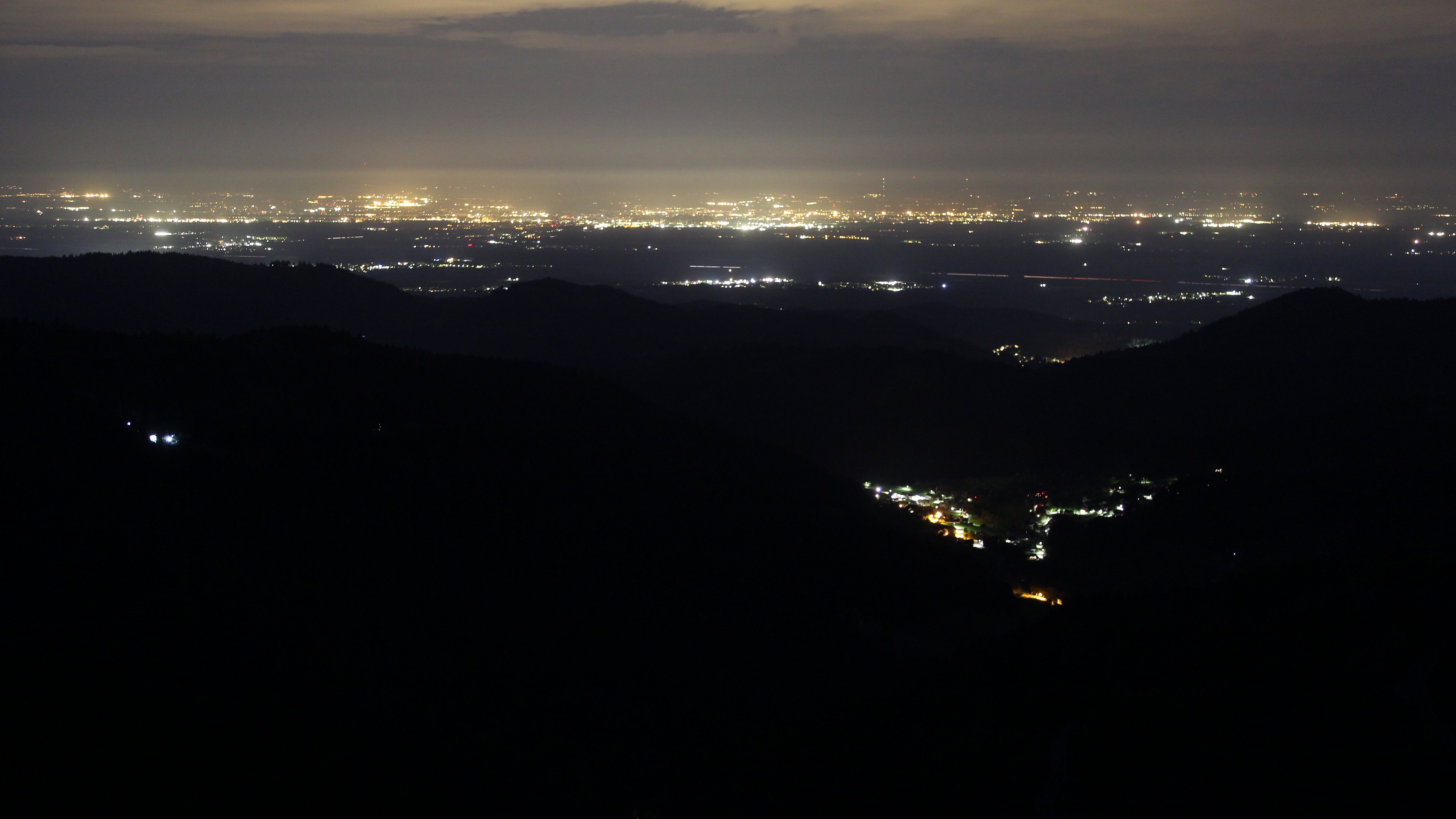 Dieses Bild zeigt eine Webcam-Aufnahme vom Achertal, aufgenommen am Sonntag, den 19.04.2026 um 05:10 Uhr. Die Temperatur betrug 10.5°C.