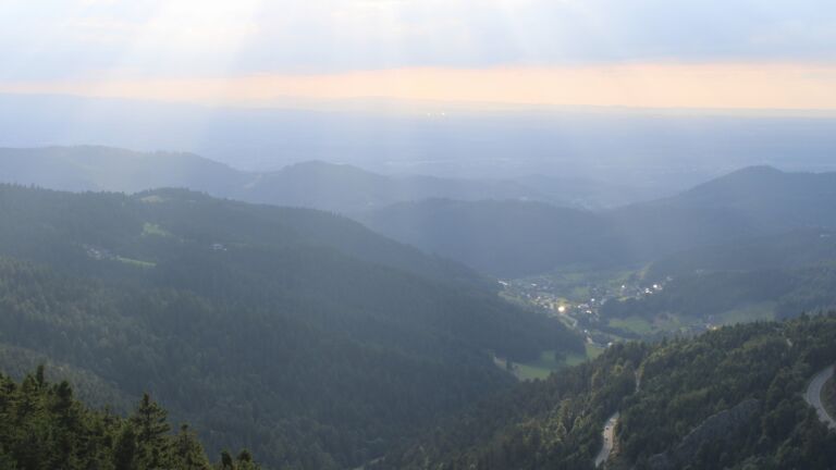 Dieses Bild zeigt eine Webcam-Aufnahme vom Achertal, aufgenommen am Freitag, den 22.08.2025 um 19:00 Uhr. Die Temperatur betrug 13.4°C.