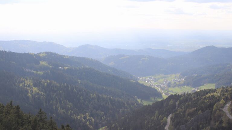 Dieses Bild zeigt eine Webcam-Aufnahme vom Achertal, aufgenommen am Sonntag, den 19.04.2026 um 17:40 Uhr. Die Temperatur betrug 8.3°C.