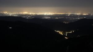 Dieses Bild zeigt eine Webcam-Aufnahme vom Achertal, aufgenommen am Mittwoch, den 22.04.2026 um 22:30 Uhr. Die Temperatur betrug 5.6°C.