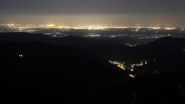 Dieses Bild zeigt eine Webcam-Aufnahme vom Achertal, aufgenommen am Mittwoch, den 22.04.2026 um 22:30 Uhr. Die Temperatur betrug 5.6°C.