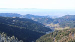 Dieses Bild zeigt eine Webcam-Aufnahme vom Achertal, aufgenommen am Montag, den 01.12.2025 um 12:10 Uhr. Die Temperatur betrug 3.4°C.