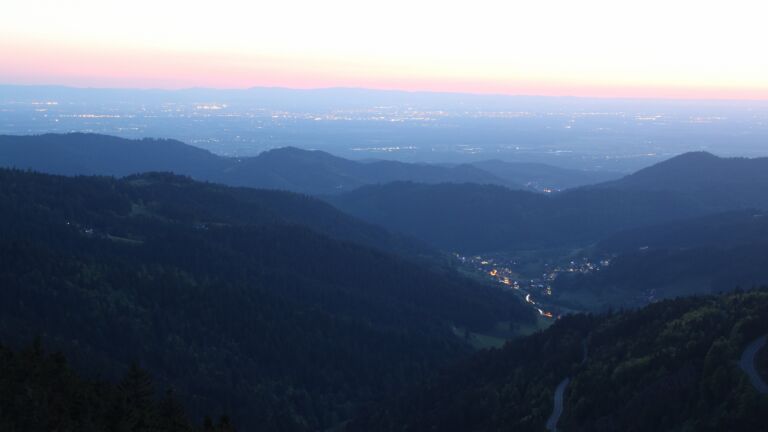 Dieses Bild zeigt eine Webcam-Aufnahme vom Achertal, aufgenommen am Samstag, den 10.05.2025 um 21:40 Uhr. Die Temperatur betrug 10.2°C.