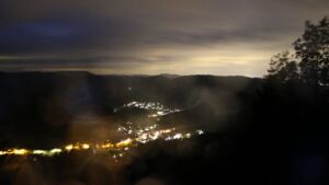 Dieses Bild zeigt eine Webcam-Aufnahme vom Achertal, aufgenommen am Freitag, den 12.06.2026 um 23:10 Uhr. Die Temperatur betrug 13°C.