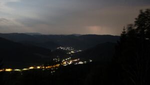 Dieses Bild zeigt eine Webcam-Aufnahme vom Achertal, aufgenommen am Samstag, den 27.06.2026 um 23:40 Uhr. Die Temperatur betrug 30.8°C.