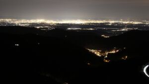 Dieses Bild zeigt eine Webcam-Aufnahme vom Achertal, aufgenommen am Dienstag, den 09.12.2025 um 19:00 Uhr. Die Temperatur betrug 11.2°C.