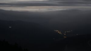 Dieses Bild zeigt eine Webcam-Aufnahme vom Achertal, aufgenommen am Donnerstag, den 04.12.2025 um 04:00 Uhr. Die Temperatur betrug 1.1°C.