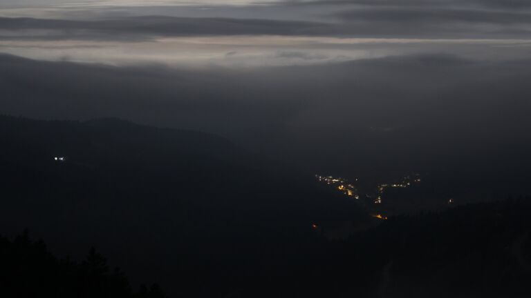 Dieses Bild zeigt eine Webcam-Aufnahme vom Achertal, aufgenommen am Donnerstag, den 04.12.2025 um 04:00 Uhr. Die Temperatur betrug 1.1°C.