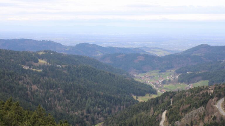 Dieses Bild zeigt eine Webcam-Aufnahme vom Achertal, aufgenommen am Freitag, den 13.03.2026 um 12:50 Uhr. Die Temperatur betrug 7.6°C.