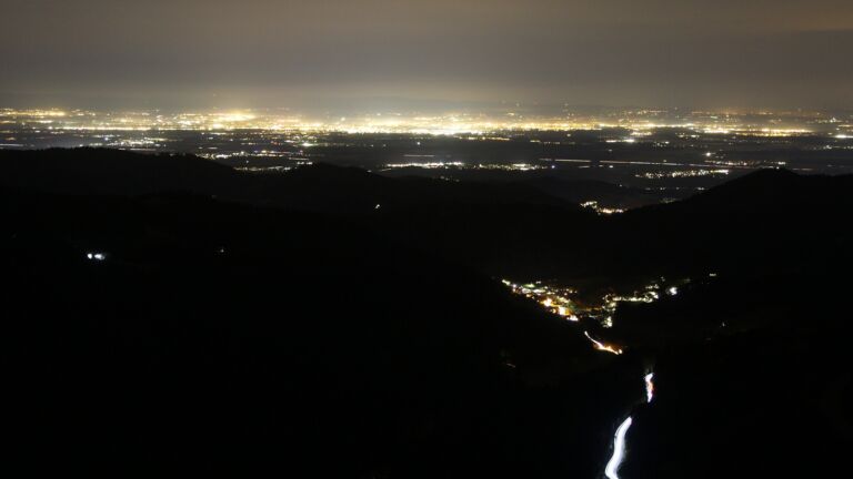 Dieses Bild zeigt eine Webcam-Aufnahme vom Achertal, aufgenommen am Mittwoch, den 12.11.2025 um 21:30 Uhr. Die Temperatur betrug 11.9°C.