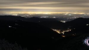 Dieses Bild zeigt eine Webcam-Aufnahme vom Achertal, aufgenommen am Donnerstag, den 27.11.2025 um 20:30 Uhr. Die Temperatur betrug -1.2°C.