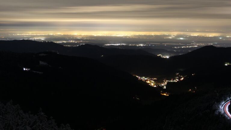 Dieses Bild zeigt eine Webcam-Aufnahme vom Achertal, aufgenommen am Donnerstag, den 27.11.2025 um 20:30 Uhr. Die Temperatur betrug -1.2°C.